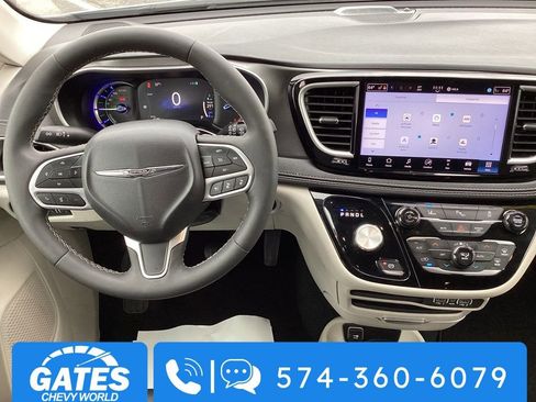 Used 2024 Chrysler Pacifica Select image 17