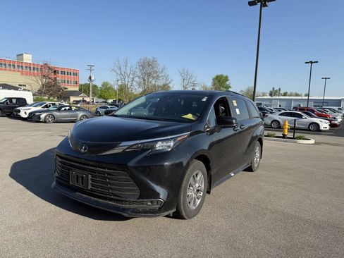 Used 2025 Toyota Sienna FWD image 7