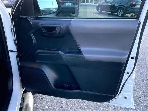 Used 2018 Toyota Tacoma SR image 21