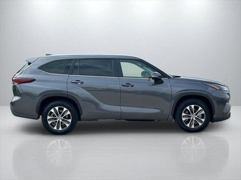 Certified 2025 Toyota Highlander XLE FWD image 4