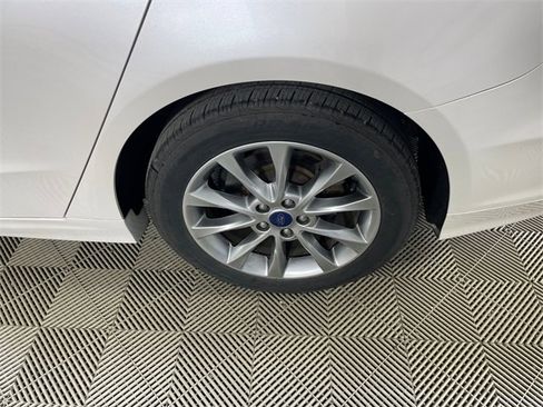 Used 2017 Ford Fusion SE image 20