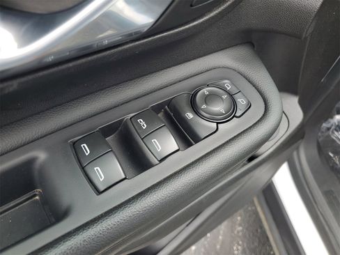 Used 2024 GMC Terrain SLE w/ Driver Convenience Package image 9