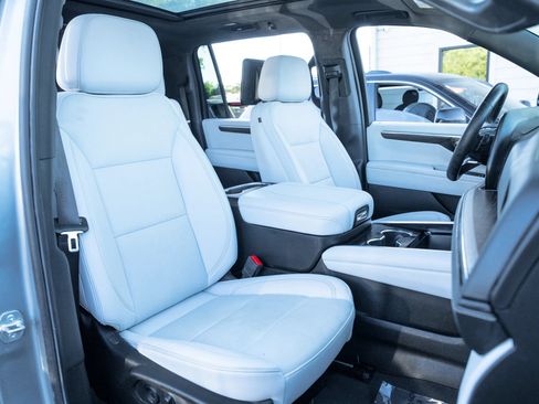 Used 2025 Chevrolet Suburban Premier AWD/4WD image 21