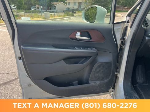 Used 2019 Chrysler Pacifica Touring-L FWD image 12