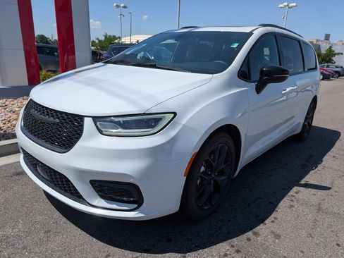 Used 2025 Chrysler Pacifica Limited FWD image 3