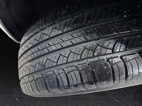 Used 2023 Chrysler Pacifica Limited w/ Uconnect Theater Family Group image 42