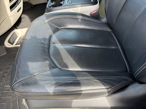 Used 2022 Chrysler Pacifica Touring-L FWD image 9