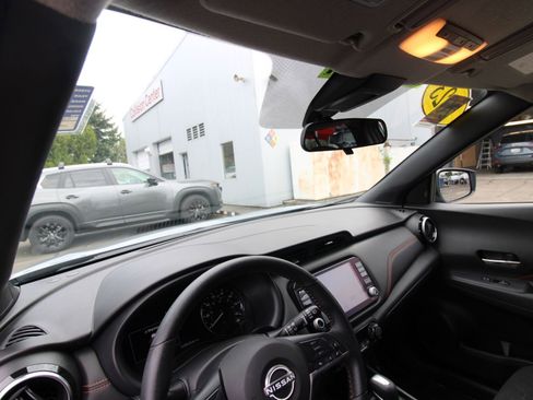 Used 2023 Nissan Kicks SR image 11