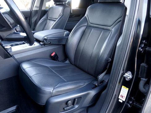 Used 2018 Land Rover Discovery SE image 6