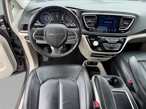 Used 2017 Chrysler Pacifica Touring-L Plus FWD image 11
