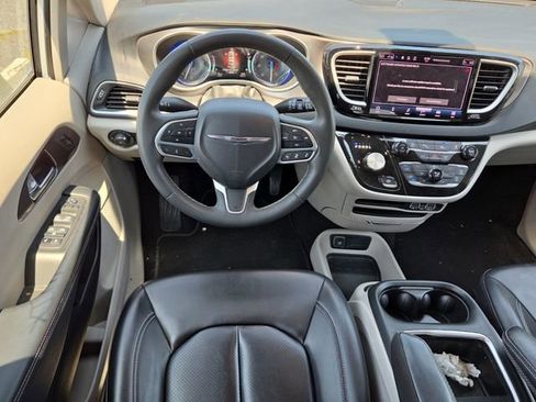 Used 2023 Chrysler Pacifica Touring-L FWD image 12