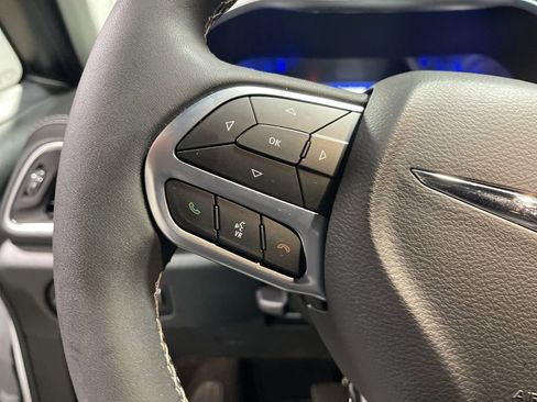 Used 2026 Chrysler Pacifica Limited FWD image 24