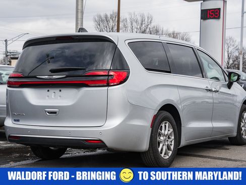 Used 2024 Chrysler Pacifica Touring-L image 4