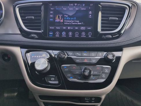Used 2018 Chrysler Pacifica Limited w/ Advanced Safetytec Group FWD image 19