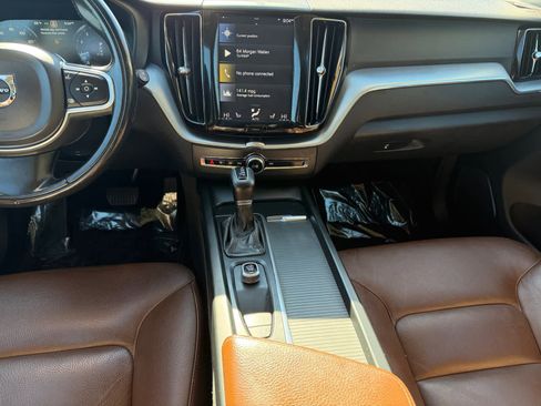 Used 2018 Volvo XC60 T5 Momentum w/ Vision Package AWD/4WD image 16