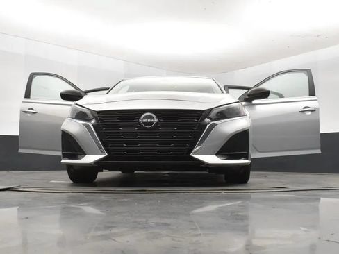 Used 2024 Nissan Altima 2.5 SV FWD image 11