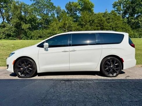 Used 2020 Chrysler Pacifica Limited w/ Advanced Safetytec Group FWD image 3