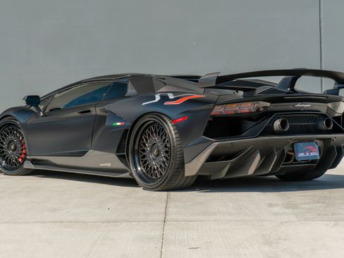 Used 2020 Lamborghini Aventador SVJ AWD/4WD image 13