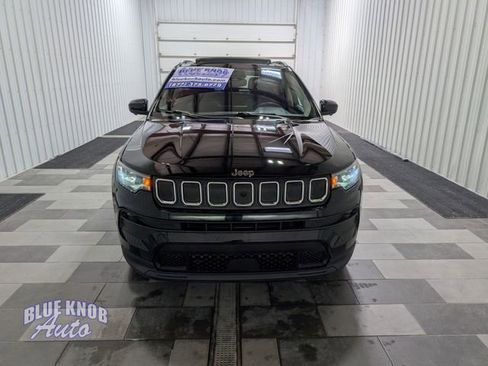 Used 2022 Jeep Compass Latitude w/ Sun and Sound Group AWD/4WD image 6