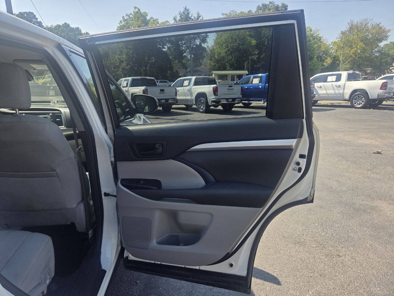 Used 2019 Toyota Highlander LE FWD image 16