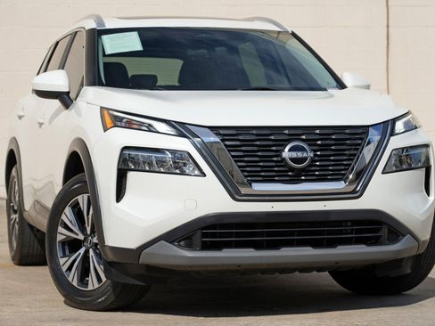 Used 2023 Nissan Rogue SV w/ SV Premium B Package FWD image 2