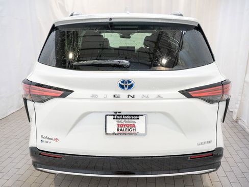 Used 2025 Toyota Sienna Limited image 4