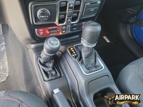 New 2025 Jeep Gladiator Rubicon w/ Convenience Group AWD/4WD image 16
