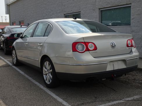 Used 2010 Volkswagen Passat Komfort FWD image 3