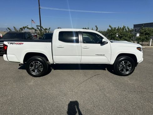 Used 2018 Toyota Tacoma TRD Sport w/ Technology Package AWD/4WD image 15
