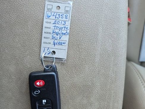 Used 2013 Toyota Highlander Limited image 25
