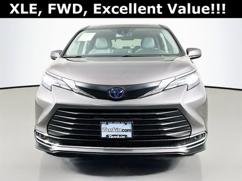 Used 2023 Toyota Sienna XLE image 2