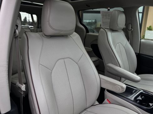 Used 2020 Chrysler Pacifica Limited FWD image 28