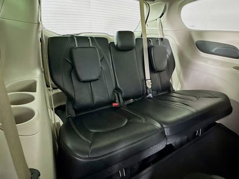 Used 2023 Chrysler Pacifica Touring-L image 36