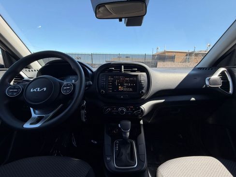 Used 2025 Kia Soul LX w/ LX Technology Package FWD image 31