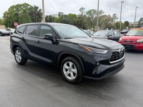 Used 2025 Toyota Highlander LE image 7