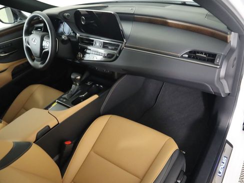 Certified 2025 Lexus ES 300h w/ Premium Package image 17