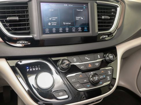 Used 2019 Chrysler Pacifica Touring-L image 23