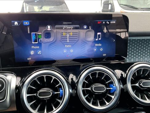 Used 2025 Mercedes-Benz GLB 250 image 34