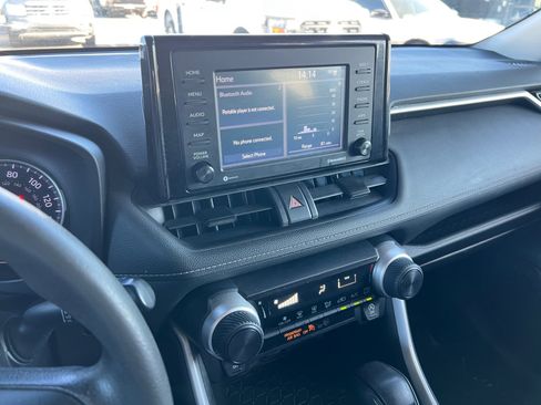 Used 2021 Toyota RAV4 LE image 17
