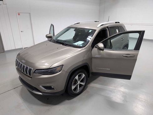 Used 2019 Jeep Cherokee Limited image 16