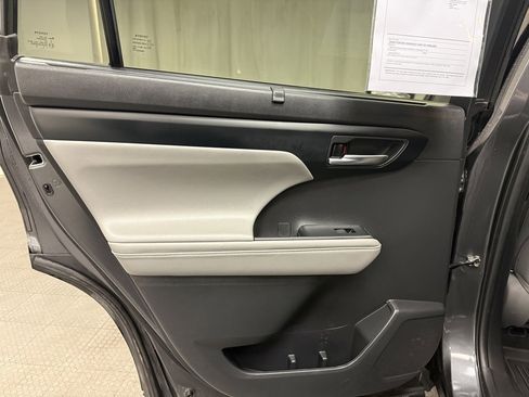 Used 2022 Toyota Highlander XLE image 24