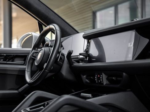 Certified 2025 Porsche Cayenne GTS AWD/4WD image 49