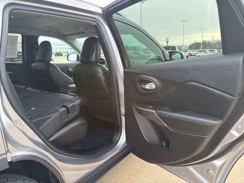 Used 2019 Jeep Cherokee Latitude Plus w/ Cold Weather Group image 45