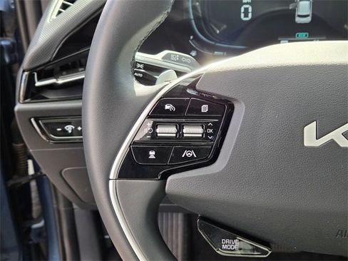 Used 2025 Kia Niro EX image 17