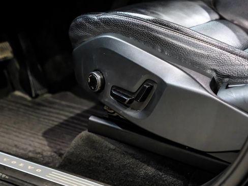 Used 2017 Volvo XC90 T6 Momentum w/ Vision Package image 36