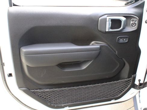 Used 2024 Jeep Wrangler Sport AWD/4WD image 9