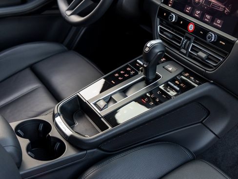 Certified 2025 Porsche Macan image 47