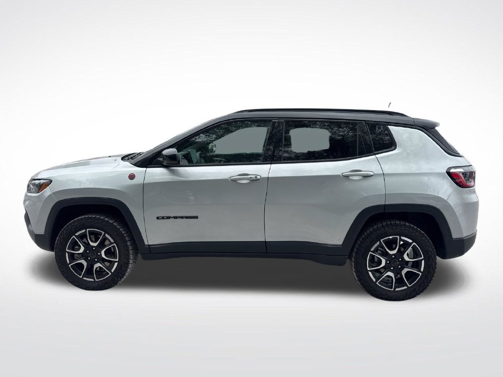 Used 2025 Jeep Compass Trailhawk AWD/4WD image 4