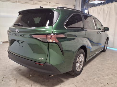 New 2026 Toyota Sienna XLE image 9
