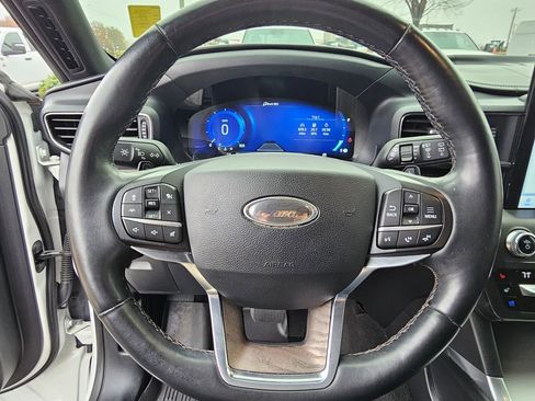 Used 2020 Ford Explorer Platinum w/ Premium Technology Package image 16